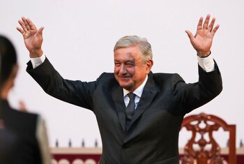 Imagen de archivo. El presidente de México, Andrés Manuel López Obrador, saluda después de dirigirse a la nación en su segundo aniversario como presidente de México, en el Palacio Nacional en Ciudad de México, México. 1 de diciembre de 2020. REUTERS / Henry Romero
