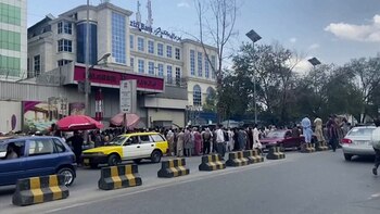 Afganos hacen largas cola en los bancos de Kabul