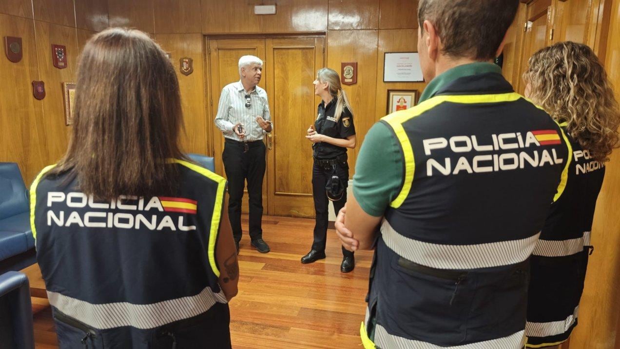 Mahenda, en su encuentro con los agentes que lograron localizar a su tía. (Policía Nacional)