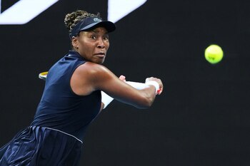 Venus Williams dijo a Grazia que mantiene la misma potencia física y que afronta Wimbledon con la misma fuerza que en otras etapas (AP/Aaron Favila)