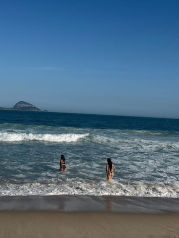 Entre fiestas y boliches, la despedida de soltera de Lali Espósito también tuvo su momento de playa en las costas de Río de Janeiro