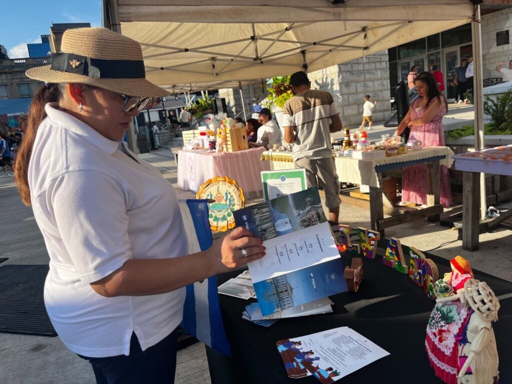 La presidenta de la Salvadoran Cultural House destacó que esta participación permitió mostrar la identidad nacional a través de la música y el baile, en una jornada pensada para reconectar con la cultura y compartirla (Foto cortesía Ministerio de Relaciones Exteriores)