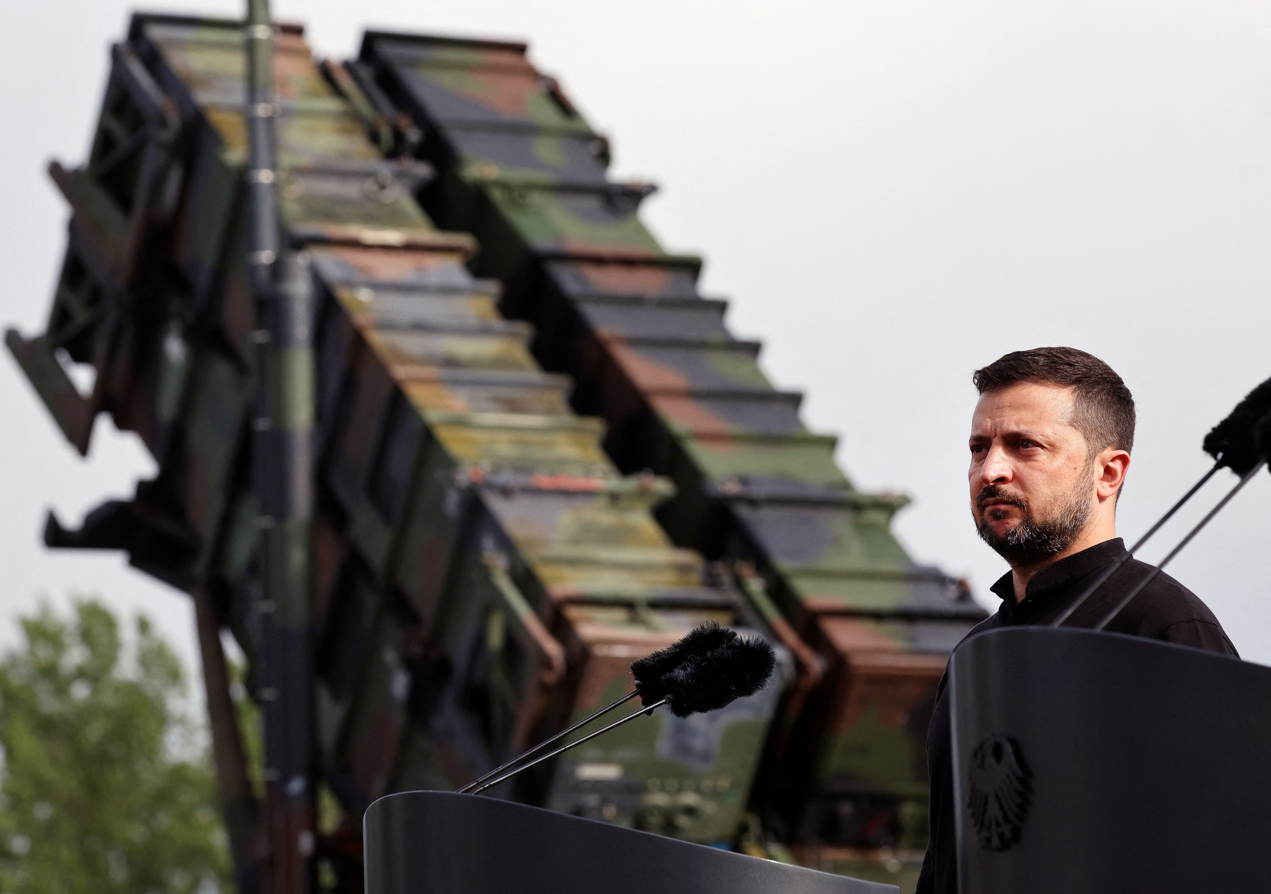 El presidente ucraniano, Volodimir Zelensky, observa durante una visita a una zona de entrenamiento militar para conocer el entrenamiento de soldados ucranianos en el sistema de misiles antiaéreos