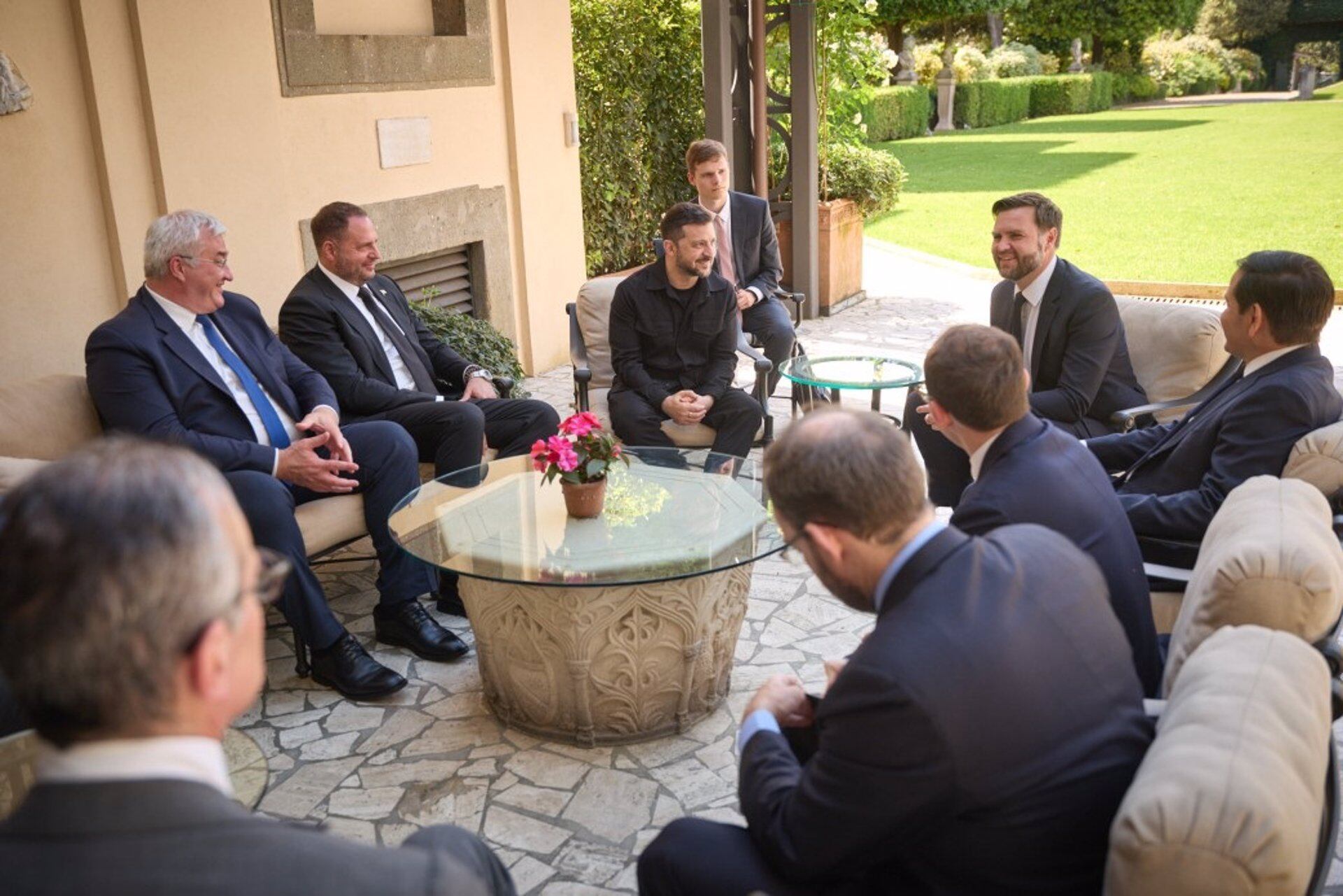 El presidente ucraniano, Volodimir Zelenski, mantuvo con el vicepresidente estadounidense, JD Vance, y el secretario de Estado norteamericano, Marco Rubio, en Roma, 18 de mayo de 2025 (PRESIDENCIA DE UCRANIA)