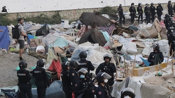 La Policía desaloja el asentamiento de migrantes junto a la desalinizadora de Ceuta: serán llevados cerca de la playa del Trampolín