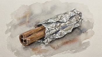 Varias ramas de canela marrón claro están parcialmente cubiertas por papel de aluminio arrugado en una pintura de acuarela sobre fondo blanco.
