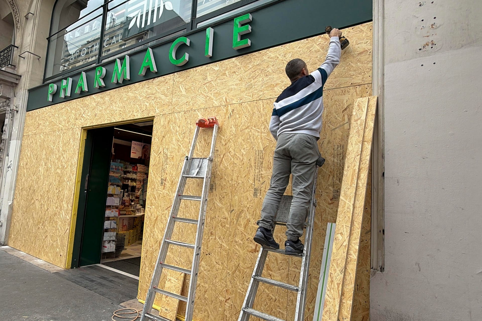 Los comercios de París toman precauciones antes de una nueva manifestación (EFE)