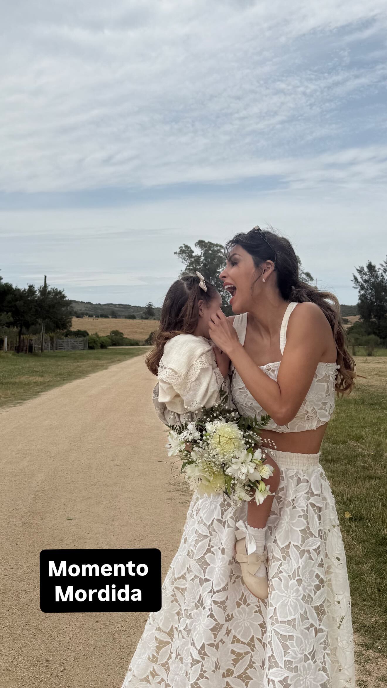 Complicidad y alegría entre Barby Franco y Sarah, durante el festejo tras la ceremonia bautismal en un entorno campestre