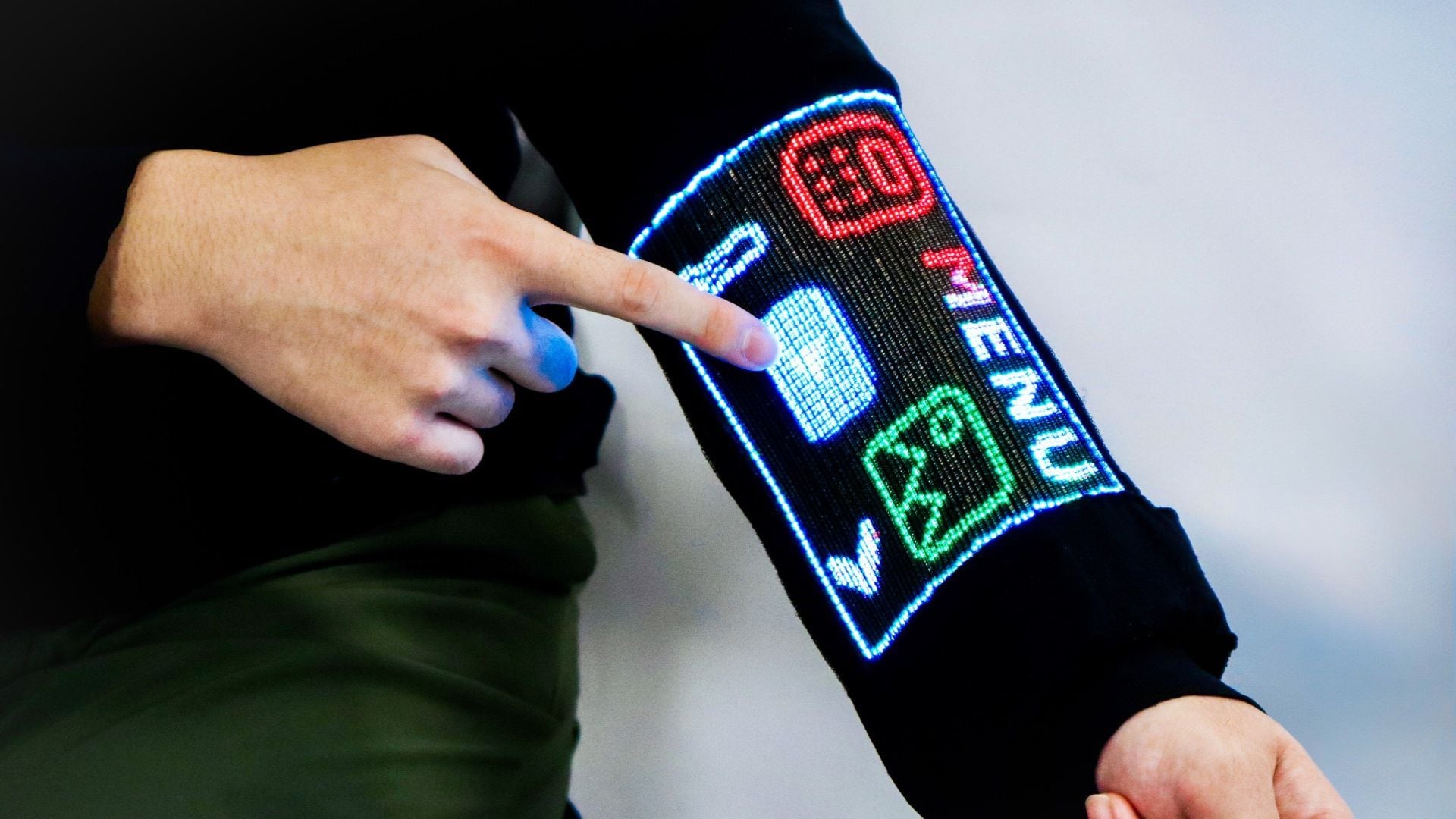 Investigadores convierten fibras textiles en una pantalla táctil funcional
