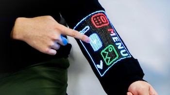Investigadores convierten fibras textiles en una pantalla táctil funcional