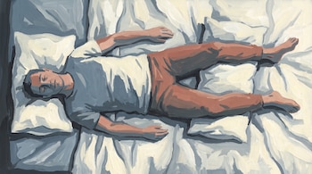 Ilustración gouache. Vista cenital de figura adulta durmiendo boca arriba en cama deshecha, con almohada en cabeza y rodillas. Colores: azul, blanco, terracota, gris.
