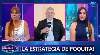 Tres personas en un panel de televisión: una mujer pelirroja con blusa blanca, un hombre calvo con traje oscuro y una mujer morena con top azul, todos en pantalla dividida