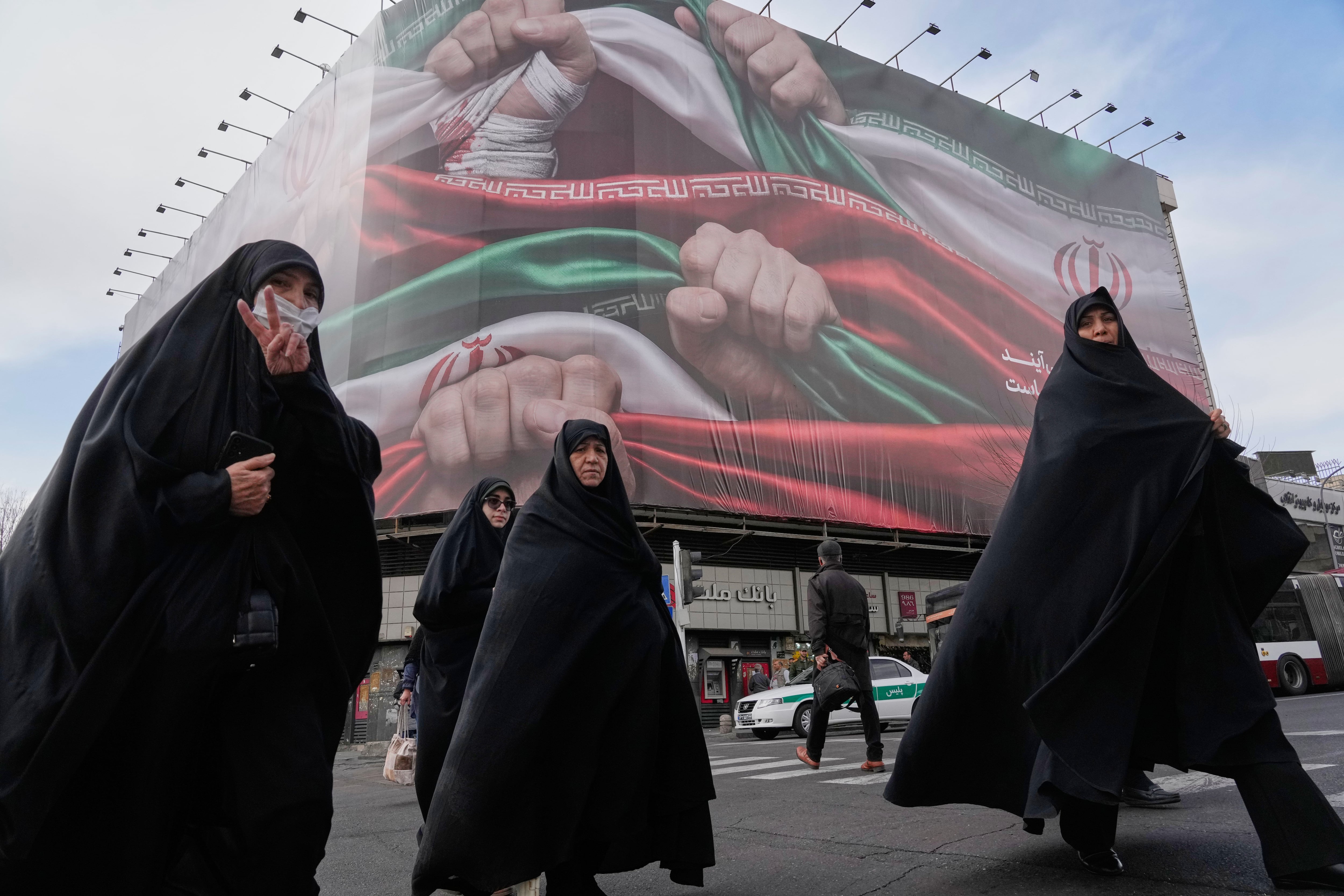 El gobierno de Irán intensificó las detenciones y las clausuras de comercios vinculados al incumplimiento del código de vestimenta. (AP)