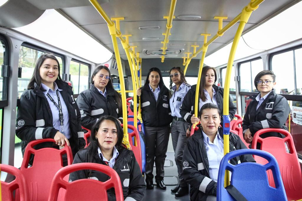 En la imagen, algunas de las mujeres que conducen la flota de