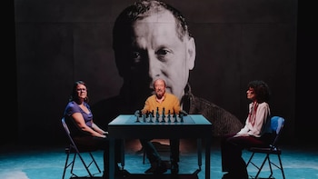 'No mires', la obra que trata habla de la dictadura en Chile de Pinochet, llega al Teatro de La Abadía