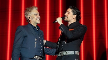 Alejandro Fernández estaría celoso de su hijo Alex por considerarlo competencia: “Nos parecemos y cantamos igual”