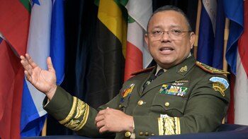 En junio de 2025, el presidente Arévalo ratificó su continuidad al frente del ministerio, con el objetivo de mantener el proceso de modernización y profesionalización de las fuerzas armadas