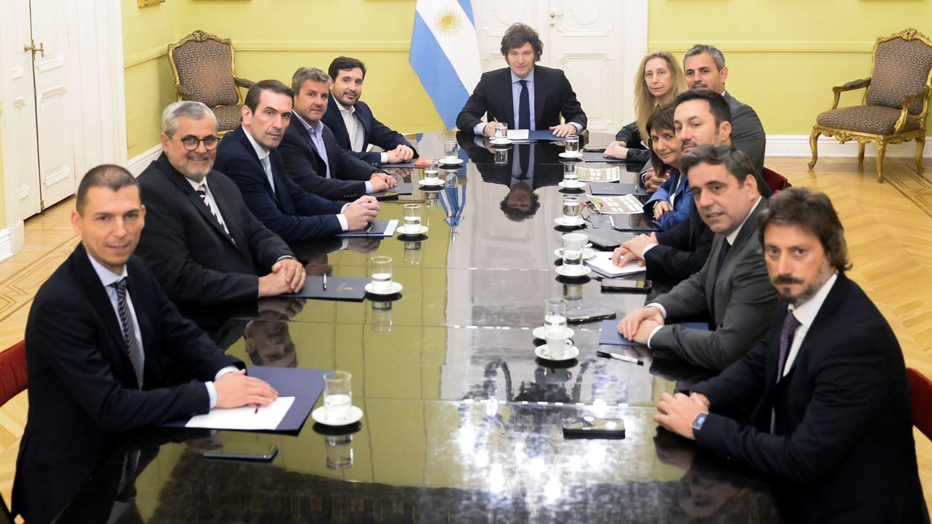 El Presidente Javier Milei en Casa Rosada a los diputados nacionales Martín Arjol, Luis Picat, José Federico Tournier, Mariano Campero y Pablo Cervi