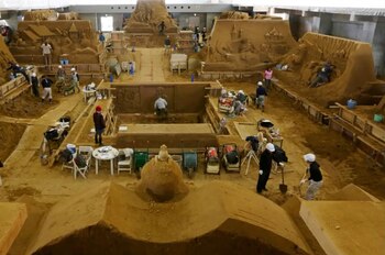 El brinda a los artistas