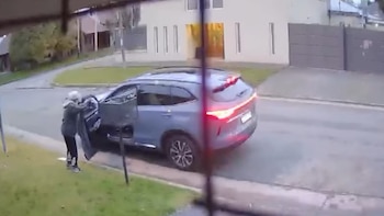 “Te mato al nene, no me importa nada”: motochorros intentaron robar un auto y amenazaron al hijo del dueño