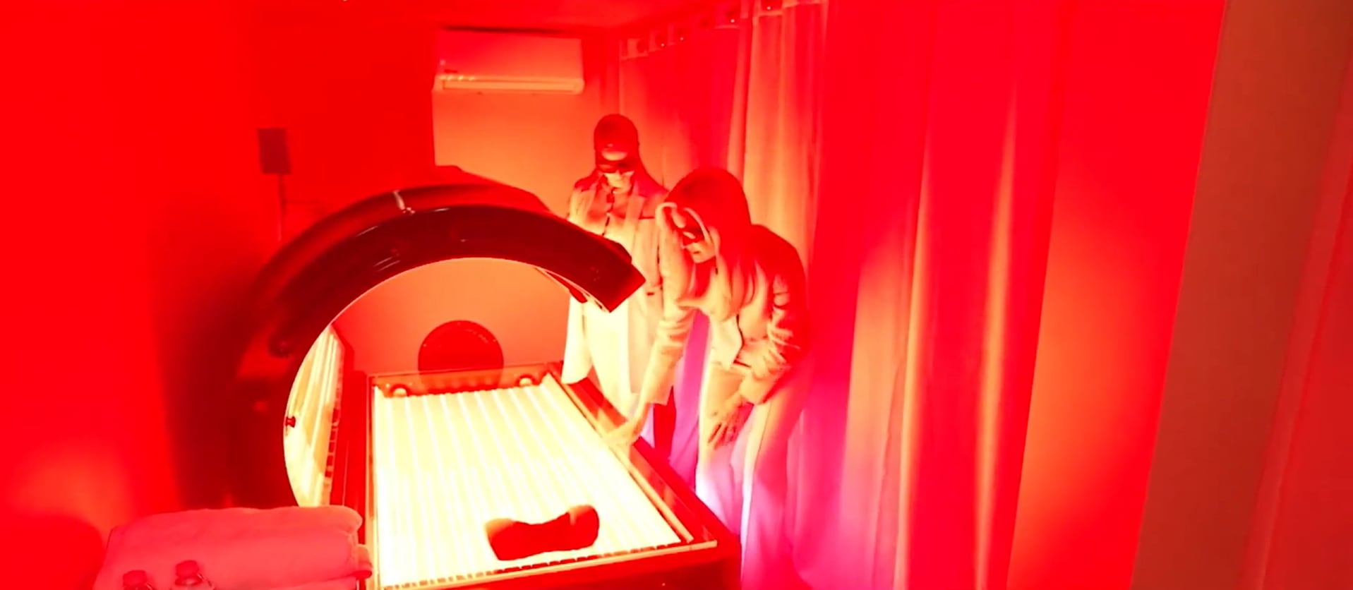 La exposición a focos LED de luz roja puede ayudar en la regeneración celular cuando se realiza con supervisión adecuada. (Fox News)