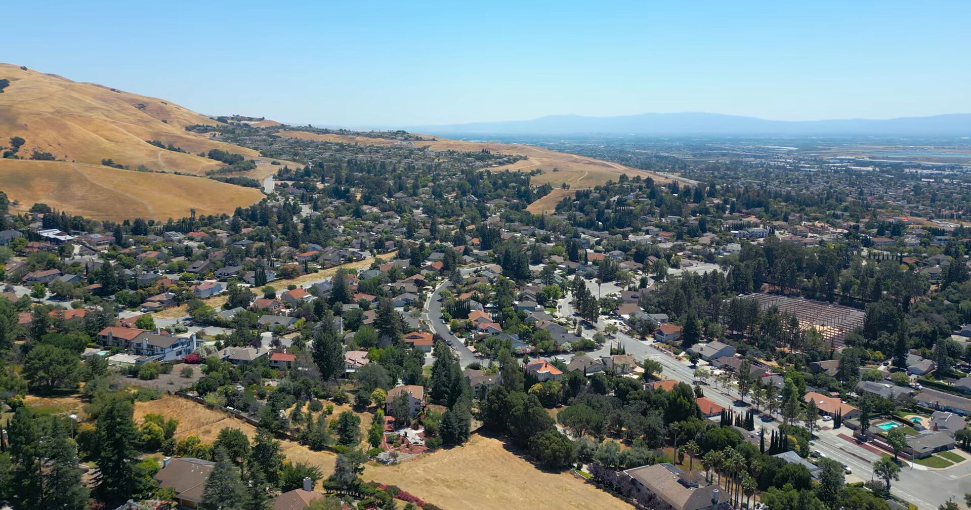 Esta ciudad californiana encabeza el listado gracias a un entorno socioeconómico sólido, servicios educativos de alto rendimiento y un tejido urbano pensado para el bienestar familiar, posicionándola como un modelo opuesto al que presentan urbes más orientadas al consumo y el turismo (Captura de video/NorCalStockMedia)