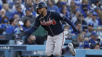 El puertorriqueño Eddie Rosario firma