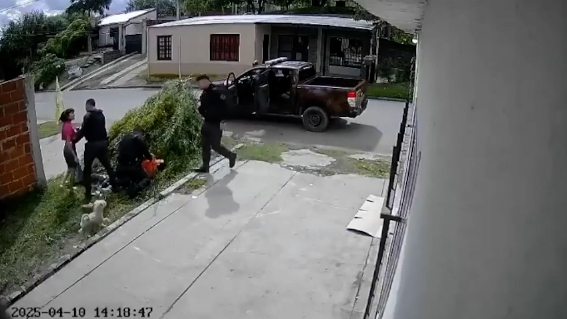 El momento en el que la víctima fue reducida por uno de los oficiales