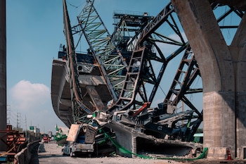 Una grúa de construcción se