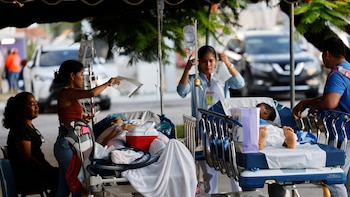Pacientes de hospital en Panamá son atendidos en la calle tras fuerte terremoto que generó daños estructurales