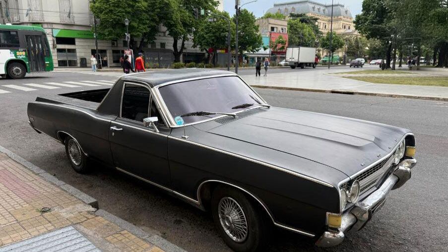 El Ford Fairlane que participó en el ataque y que entregó el sospechoso