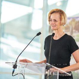 La auerodiputada Enikő Győri también participó del foro . crédito @GyoriEniko/X