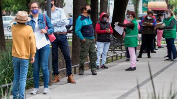 Personas esperan en la fila para poder realizarse la prueba PCR para covid-19 en el Kiosco de Salud (Foto: Cuartoscuro)