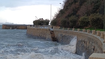 La mala mar pone en aviso naranja a Baleares y Cataluña con olas de hasta cinco metros
