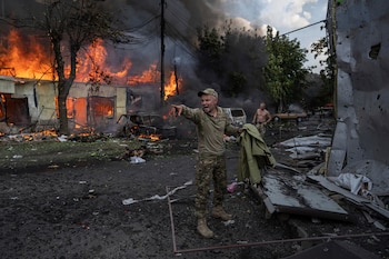 Un militar ucraniano grita a los paramédicos frente a los cuerpos de las personas fallecidas tras un ataque con cohetes rusos contra un mercado de alimentos en el centro de la ciudad de Kostiantynivka, Ucrania (AP/Evgeniy Maloletka, Archivo)