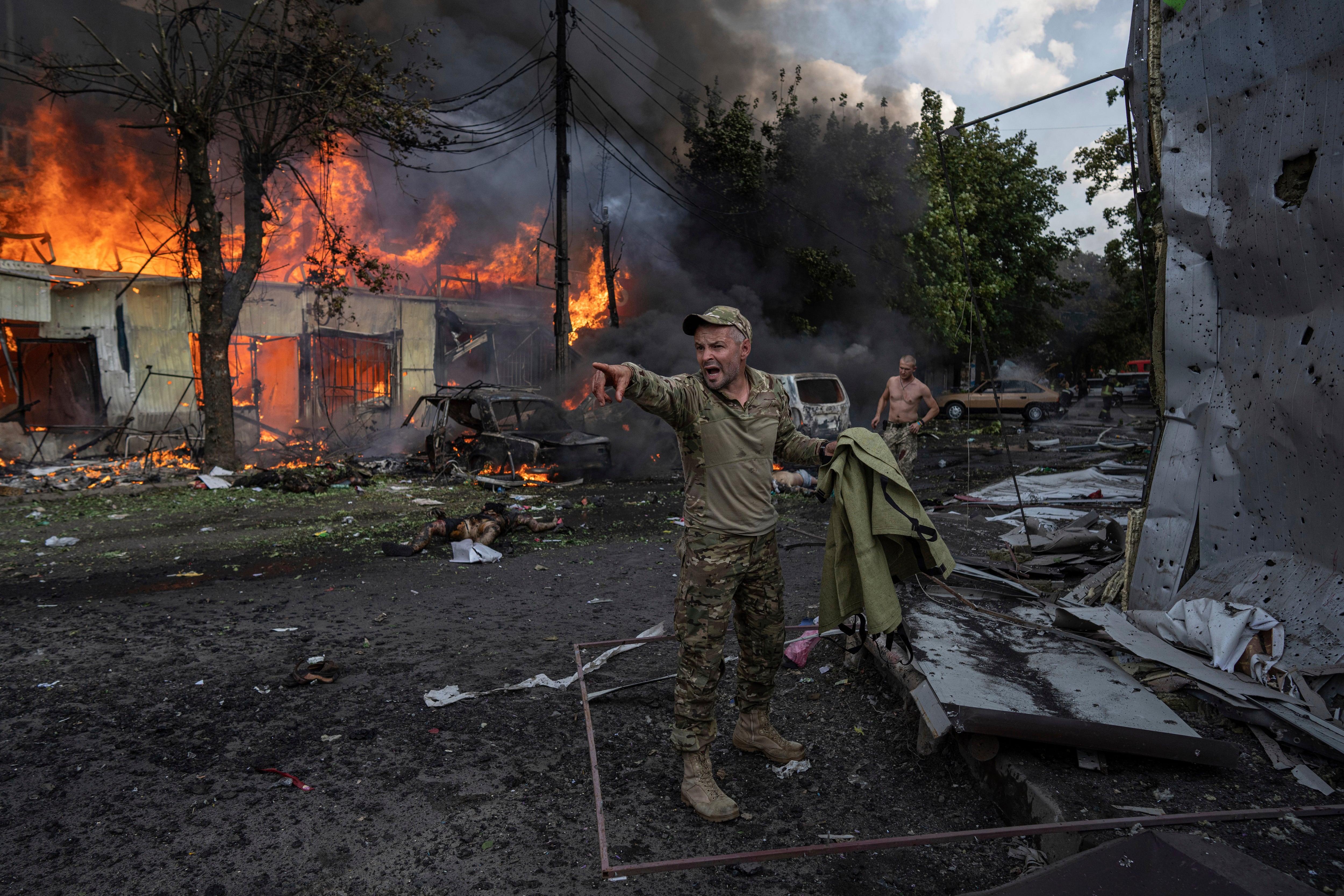 Un militar ucraniano llama a gritos a los paramédicos frente a los cuerpos de personas fallecidas tras un ataque con cohetes rusos en el mercado de alimentos en el centro de la ciudad de Kostiantynivka, Ucrania, el miércoles 6 de septiembre de 2023 (AP/Evgeniy Maloletka, Archivo)