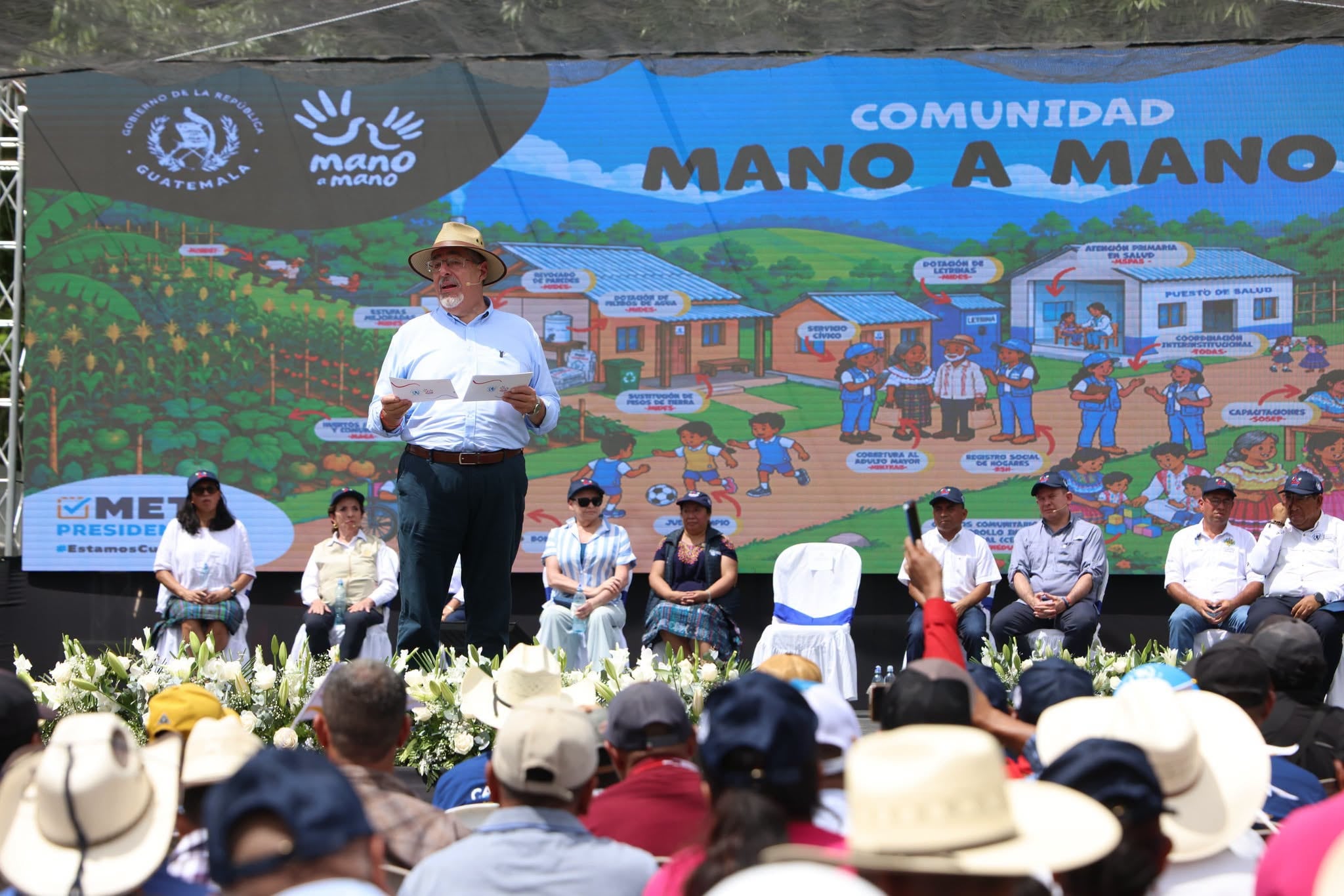 El presidente Bernardo Arévalo y autoridades gubernamentales posan con pobladores durante un acto oficial sobre infraestructura básica en Chiquimula. (Gobierno de Guatemala)