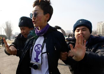 Una activista detenida en Bishkek,