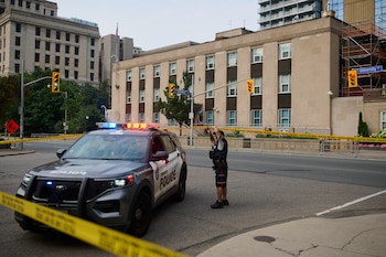 La policía trabaja en el lugar de un tiroteo ocurrido en la madrugada frente al Consulado de Estados Unidos en Toronto, el lunes 27 de julio de 2026 (Sammy Kogan/The Canadian Press vía AP)