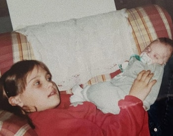 Agostina sosteniendo a Candela cuando era bebé (Foto Instagram)