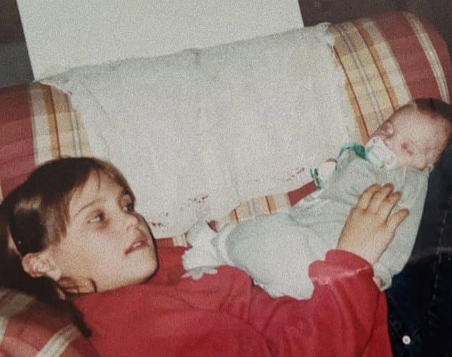 Agostina sosteniendo a Candela cuando era bebé (Foto Instagram)