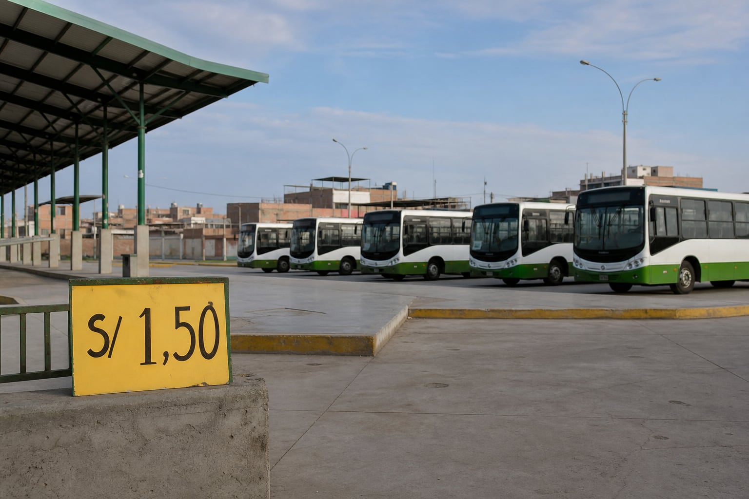 Una terminal urbana en Tacna permanece vacía con varios buses alineados y un cartel que indica la tarifa del pasaje. (Imagen Ilustrativa Infobae)