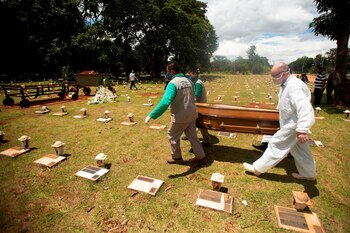 Trabajadores cargan un féretro con