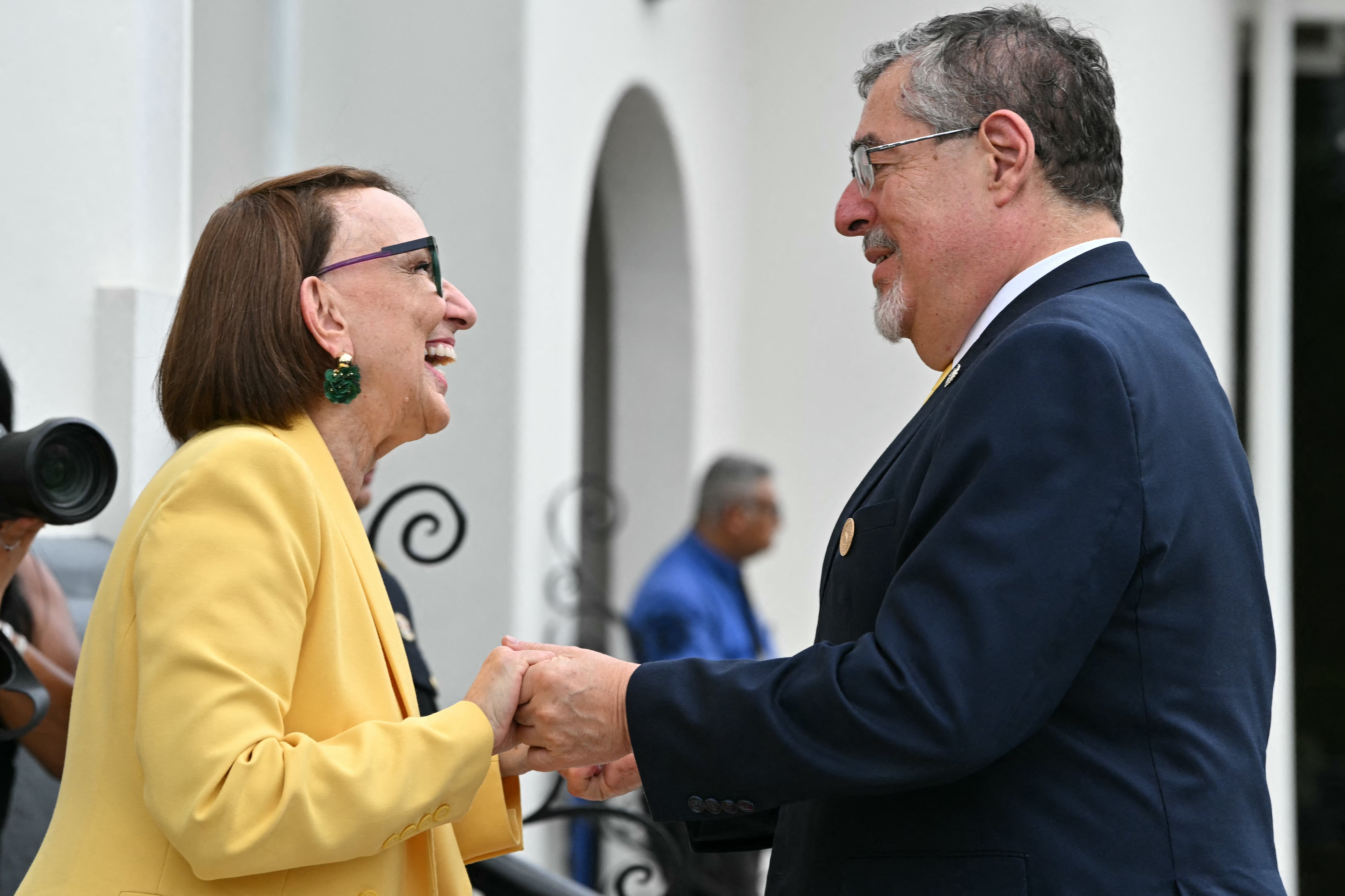 El presidente de Guatemala, Bernardo Arévalo (derecha), es recibido por la secretaria general de la Organización de las Naciones Unidas para el Comercio y el Desarrollo (UNCTAD), la economista costarricense Rebeca Grynspan, a su llegada al Museo de Arte de Costa Rica para una reunión con la presidenta electa de Costa Rica, Laura Fernández, en San José, el 7 de mayo de 2026. Laura Fernández tomará posesión como nueva presidenta de Costa Rica el 8 de mayo de 2026. (Photo by MARTIN BERNETTI / AFP)