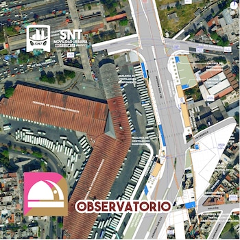 Fotografía aérea con un plano superpuesto que señala calles, la Terminal de Autobuses Poniente y la estación Observatorio
