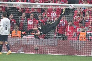 El arquero Bailey Peacock-Farrell voló,