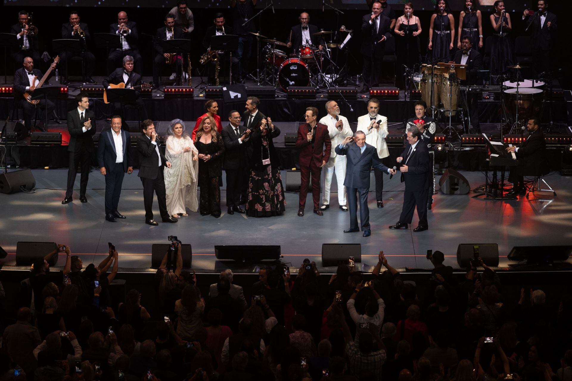 Carlos Cuevas y Pati Chapoy asistieron al homenaje de Marco Antonio Muñiz en el Auditorio Nacional. Credito: cuartoscuro