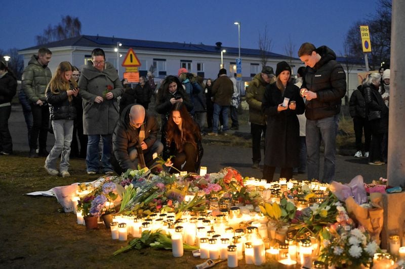 Flores y velas frente a la escuela Risbergska en Orebro el día después del tiroteo en la escuela (TT News Agency/Anders Wiklund via REUTERS)