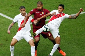 Paolo Guerrero y Salomón Rondón disputando el balón en la Copa América 2019.