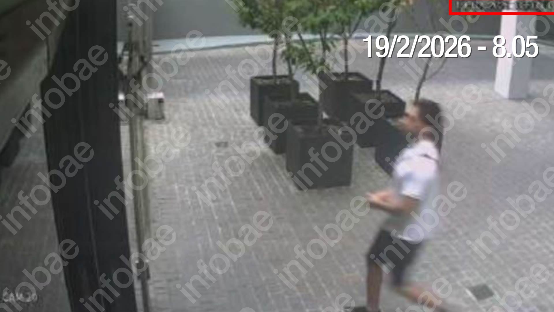 Alejandro Zalazar saliendo de su edificio, ubicado en la calle Juncal al 4600, un día antes de que lo hallaran muerto en la habitación de su departamento